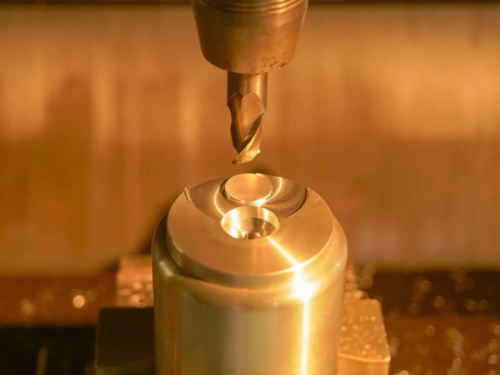 Nous réalisons des pièces mécaniques par découpage emboutissage.